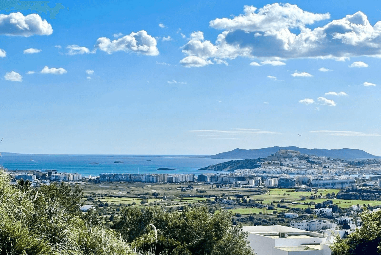 Terreno a la venta con licencia y vistas al mar en Can Rimbau