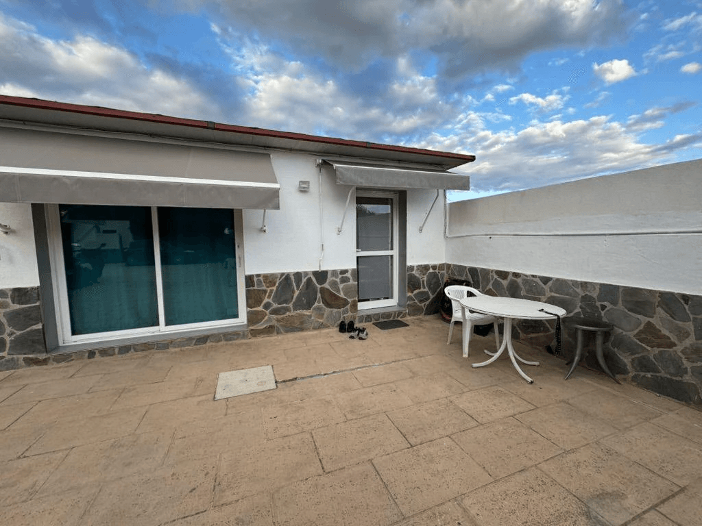 Conjunto de vivienda principal y 2 anexos mas garaje