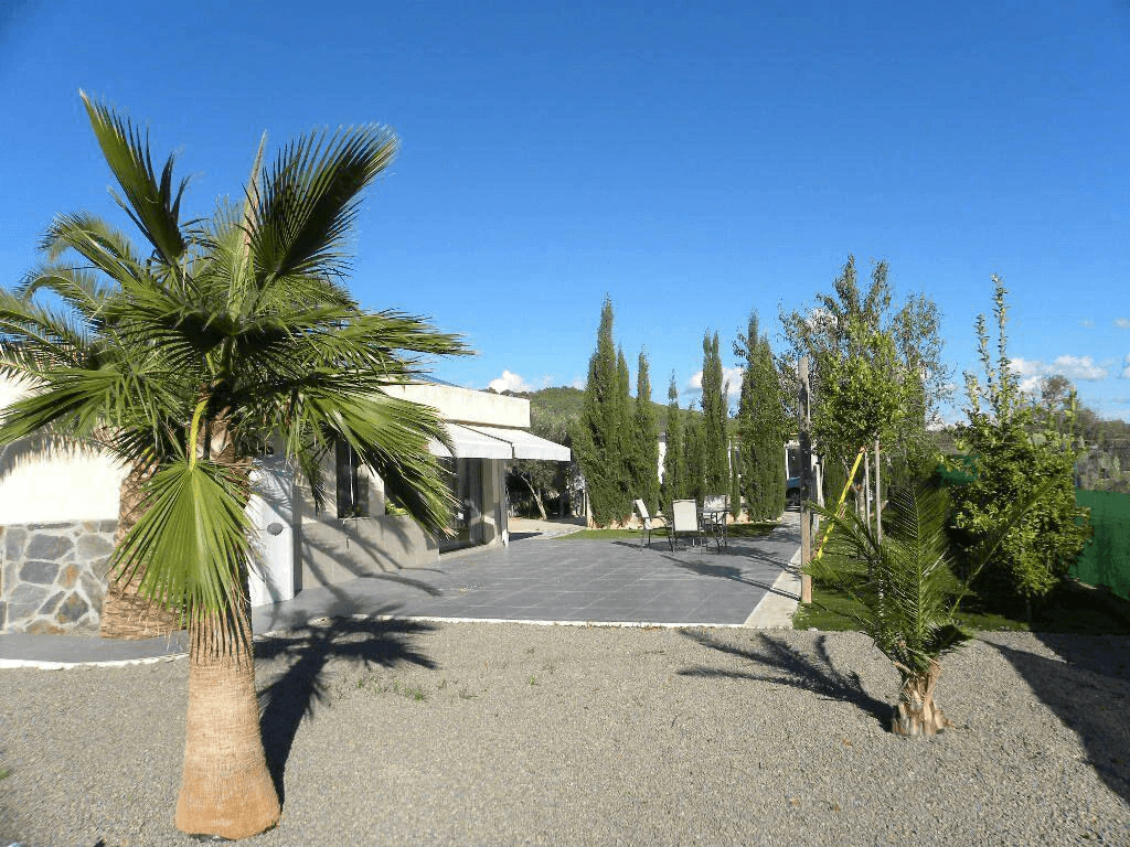 Conjunto de vivienda principal y 2 anexos mas garaje