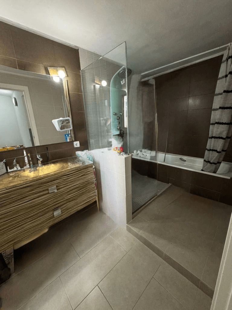 Conjunto de vivienda principal y 2 anexos mas garaje