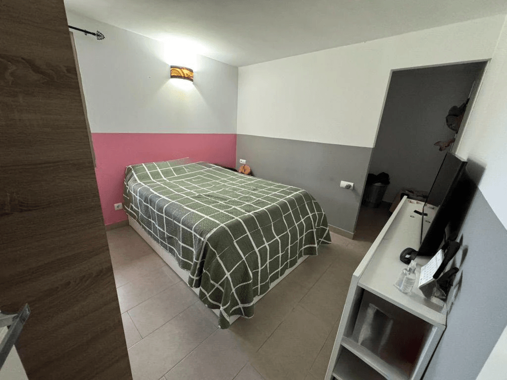 Conjunto de vivienda principal y 2 anexos mas garaje