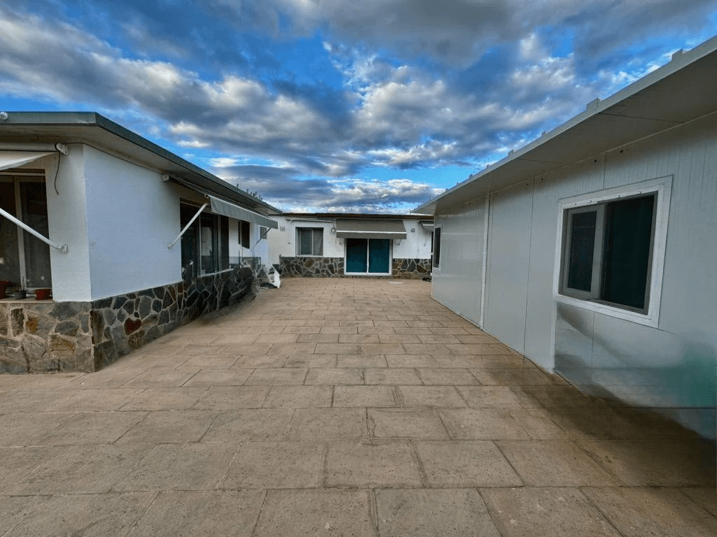 Conjunto de vivienda principal y 2 anexos mas garaje