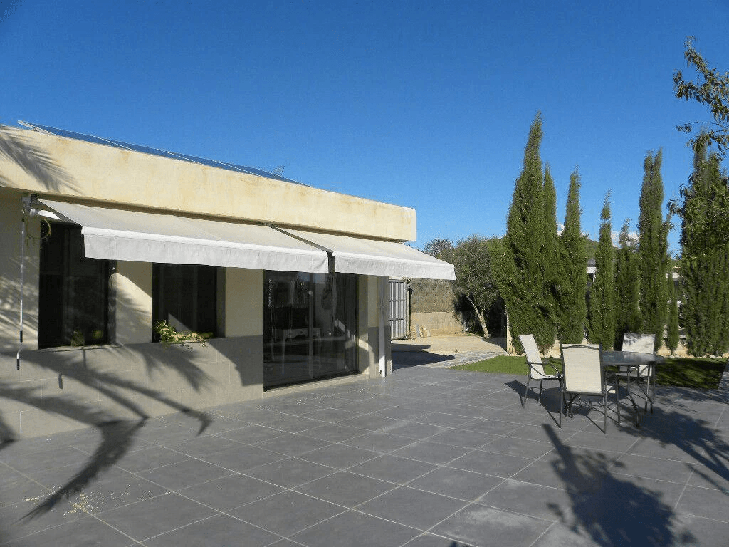 Conjunto de vivienda principal y 2 anexos mas garaje