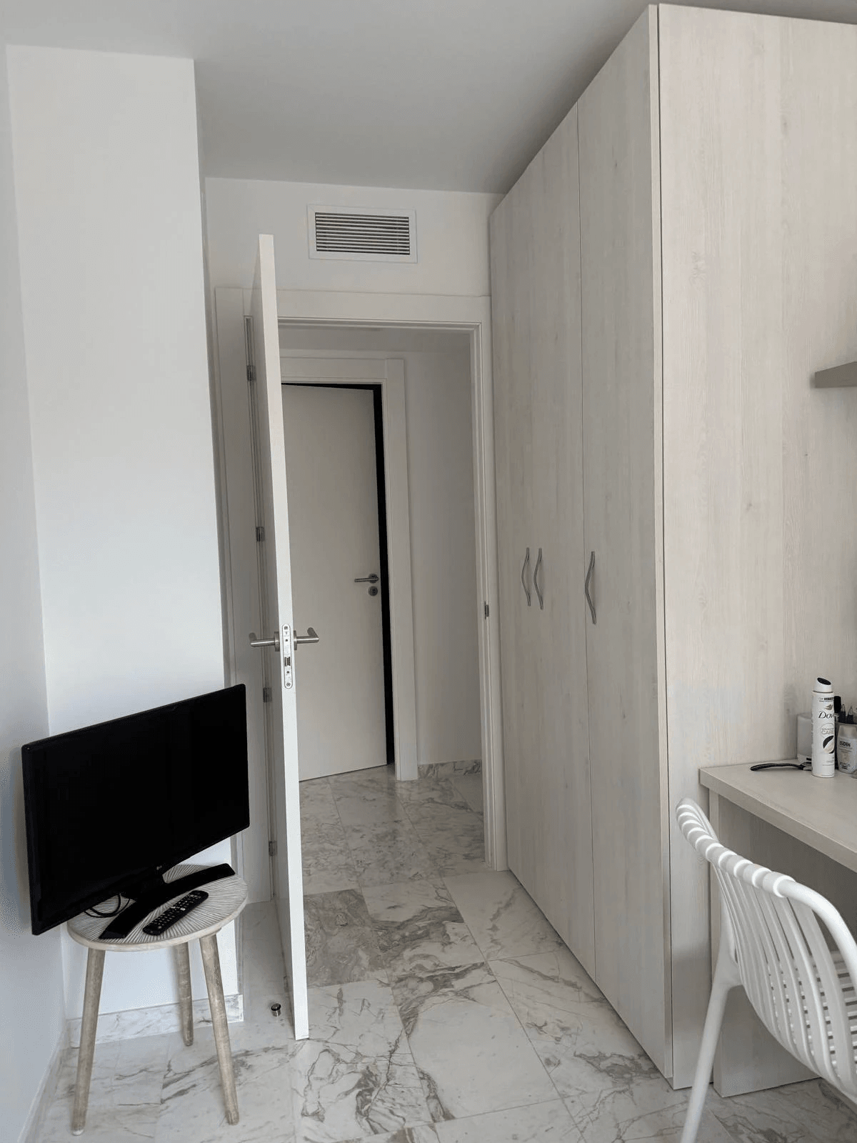 Piso reformado en Playa d’en Bossa con terraza, piscina y garaje