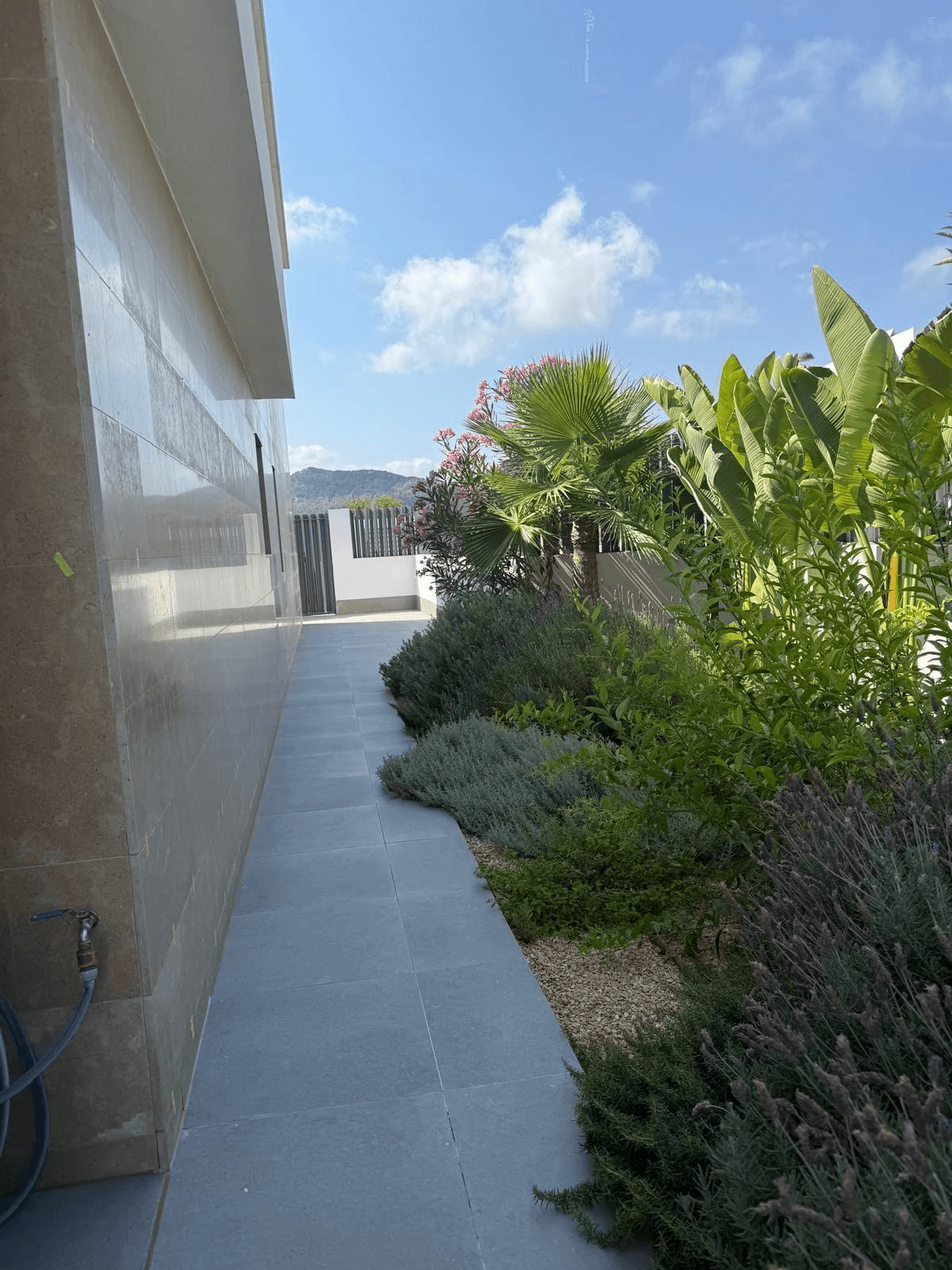 Piso reformado en Playa d’en Bossa con terraza, piscina y garaje