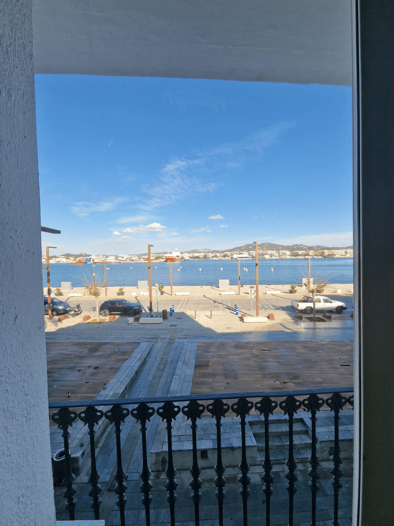 Estudio exterior con vistas al mar en el puerto de Ibiza