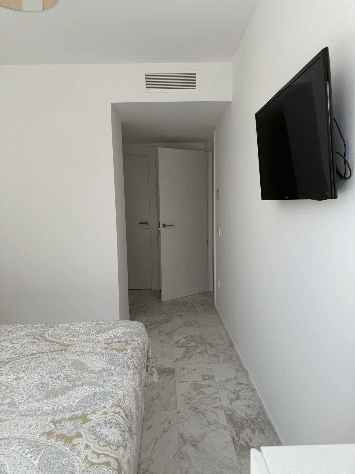 Piso reformado en Playa d’en Bossa con terraza, piscina y garaje