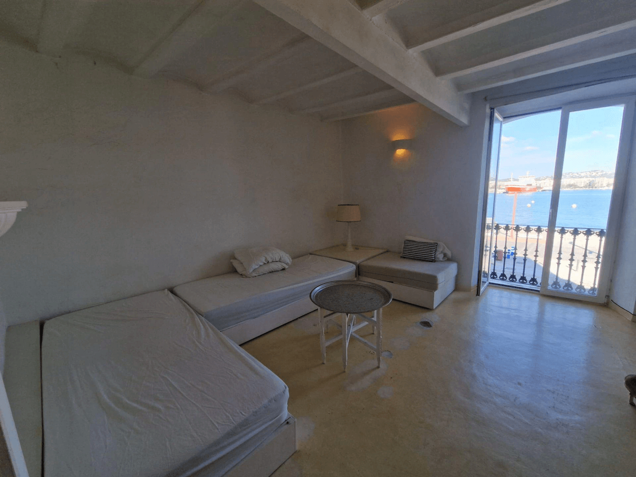 Estudio exterior con vistas al mar en el puerto de Ibiza