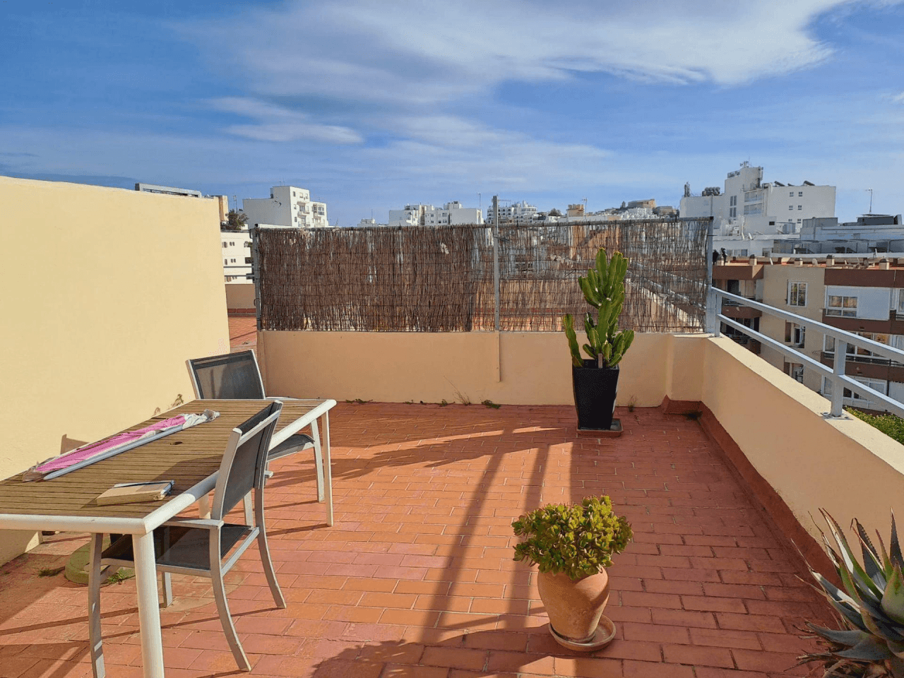 Ático reformado con terraza y vistas a Dalt Vila en Figueretas