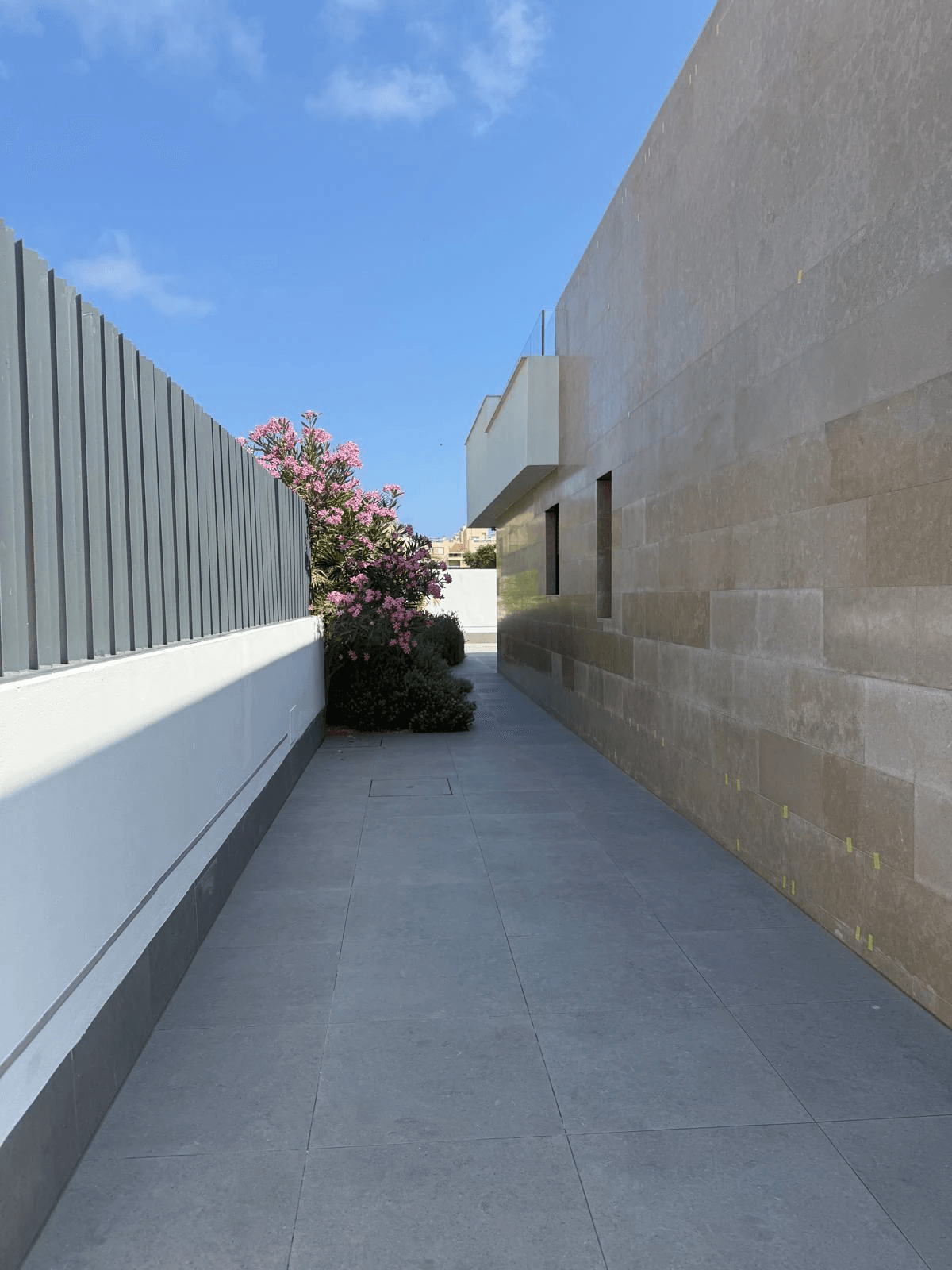 Piso reformado en Playa d’en Bossa con terraza, piscina y garaje