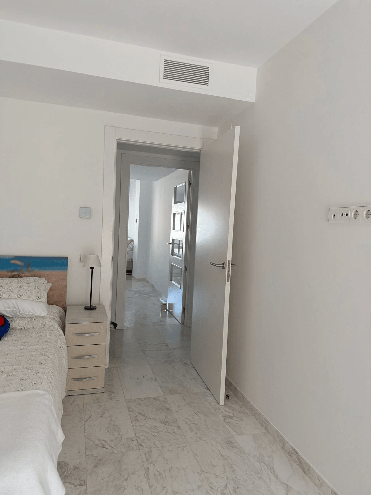 Piso reformado en Playa d’en Bossa con terraza, piscina y garaje