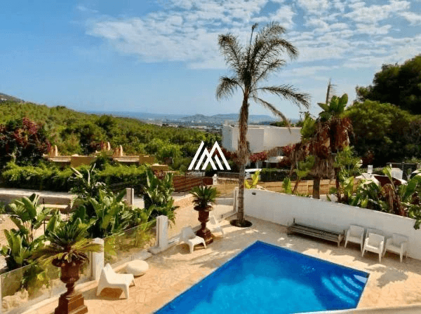 Espectacular villa recién reformada a la venta en Can Furnet