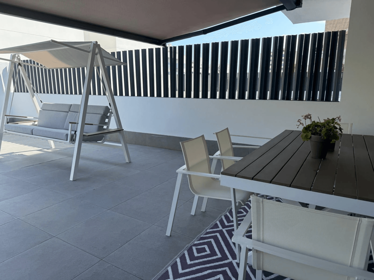 Piso reformado en Playa d’en Bossa con terraza, piscina y garaje