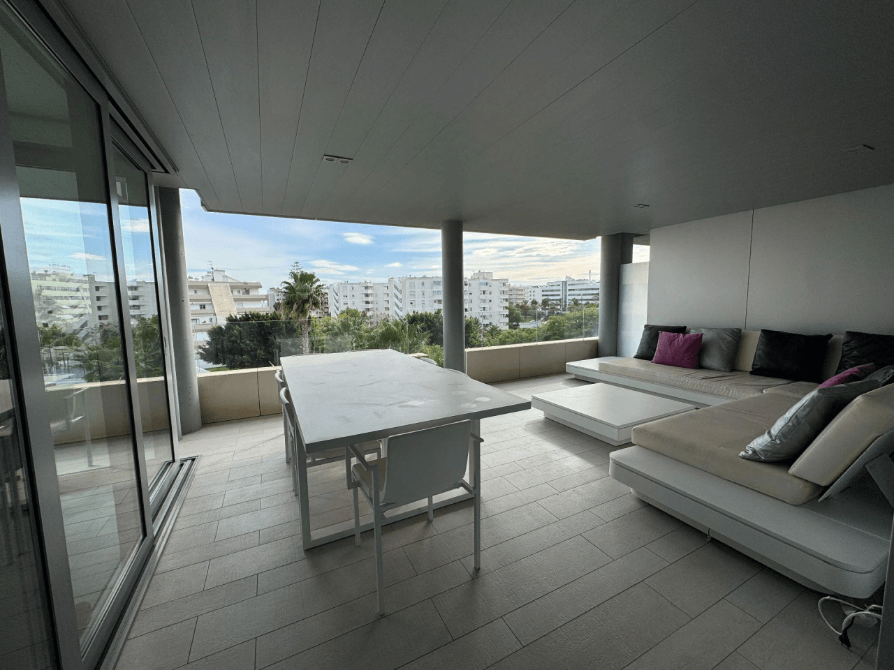 Piso moderno con terraza en complejo residencial, Botafoch