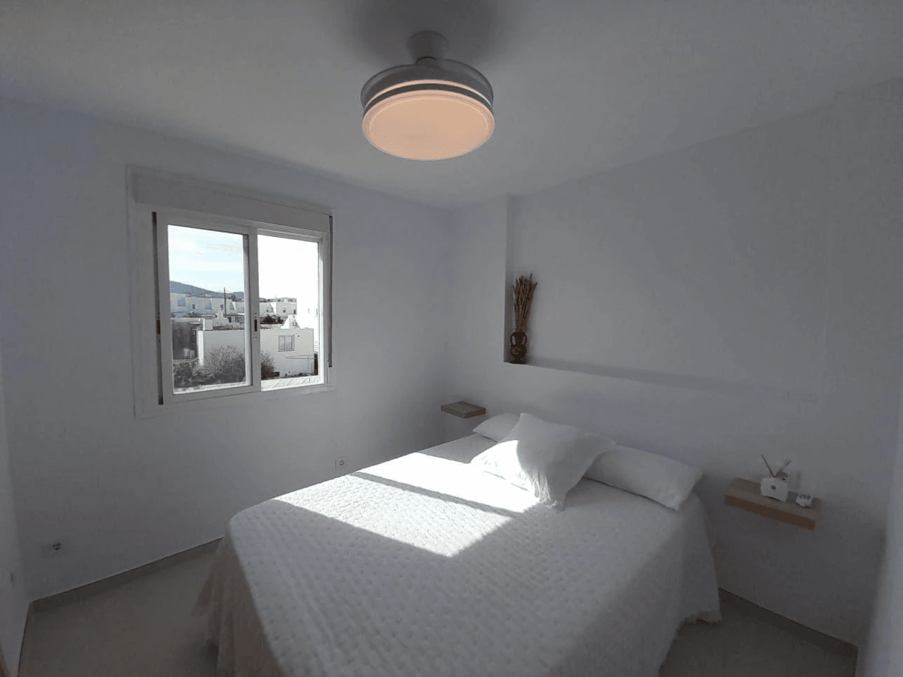 Piso nuevo en venta en San Antonio con terraza y vistas despejadas