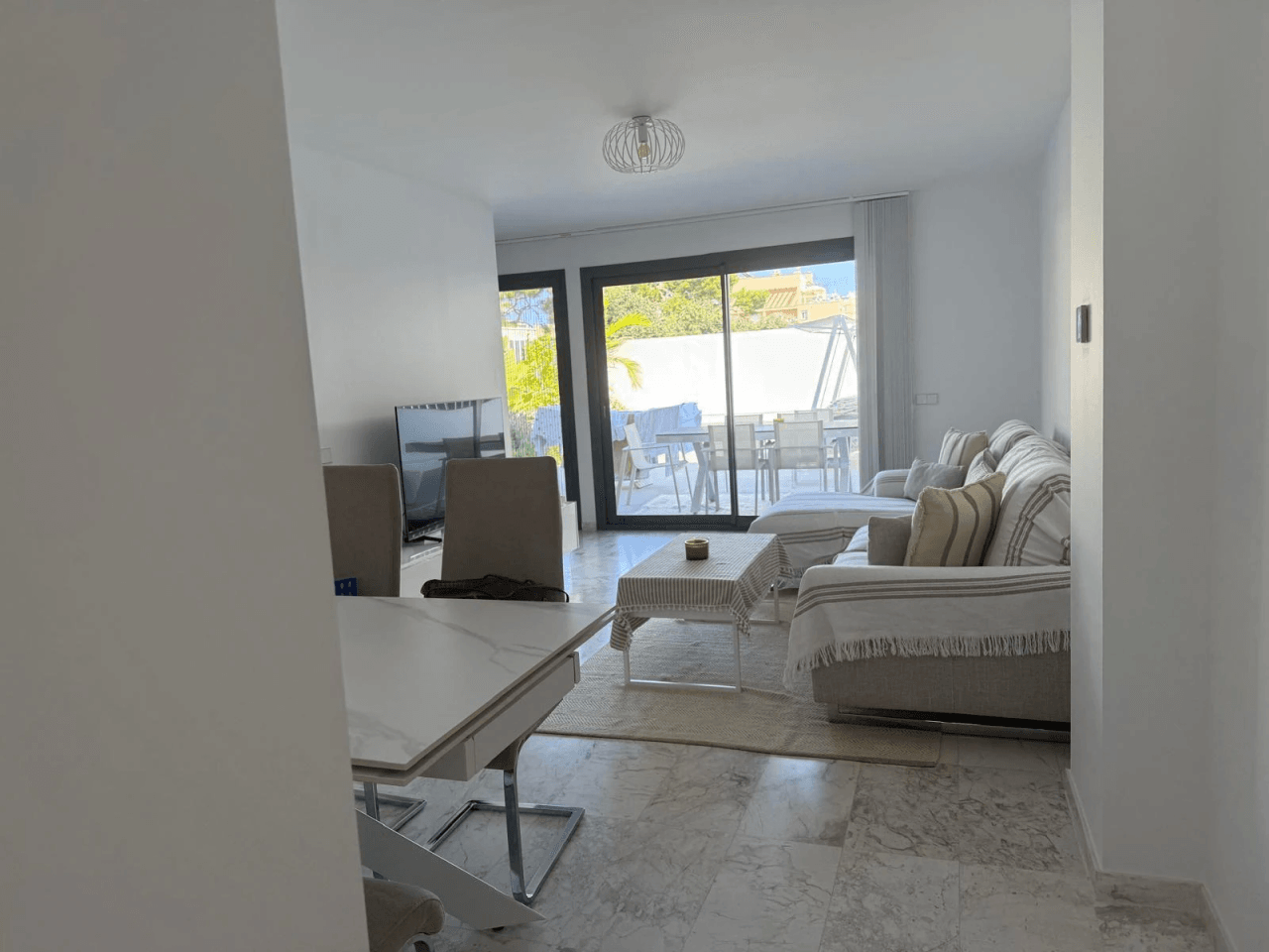 Piso reformado en Playa d’en Bossa con terraza, piscina y garaje