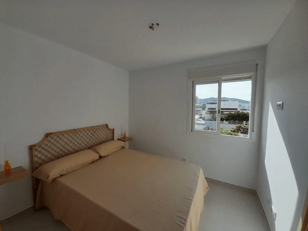 Piso nuevo en venta en San Antonio con terraza y vistas despejadas