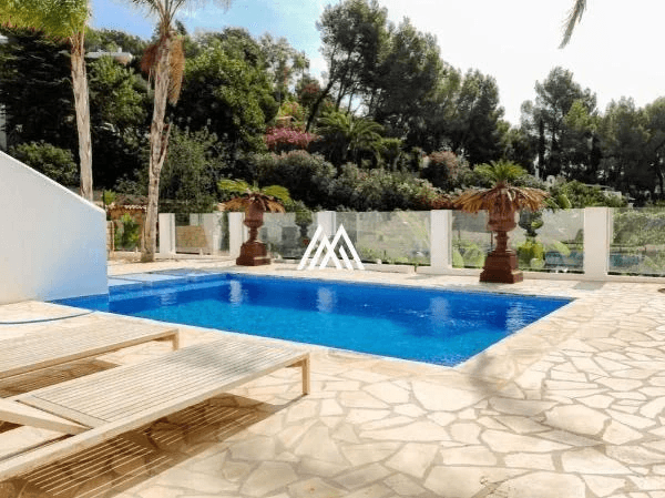 Espectacular villa recién reformada a la venta en Can Furnet