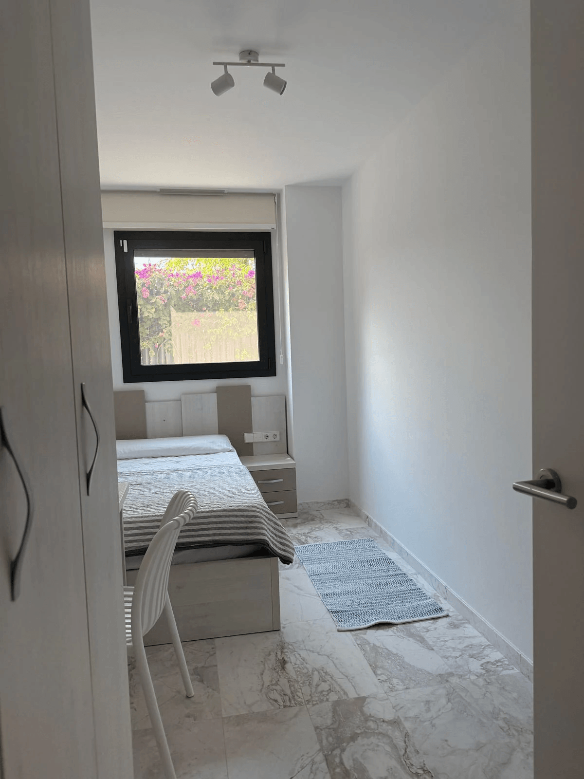 Piso reformado en Playa d’en Bossa con terraza, piscina y garaje