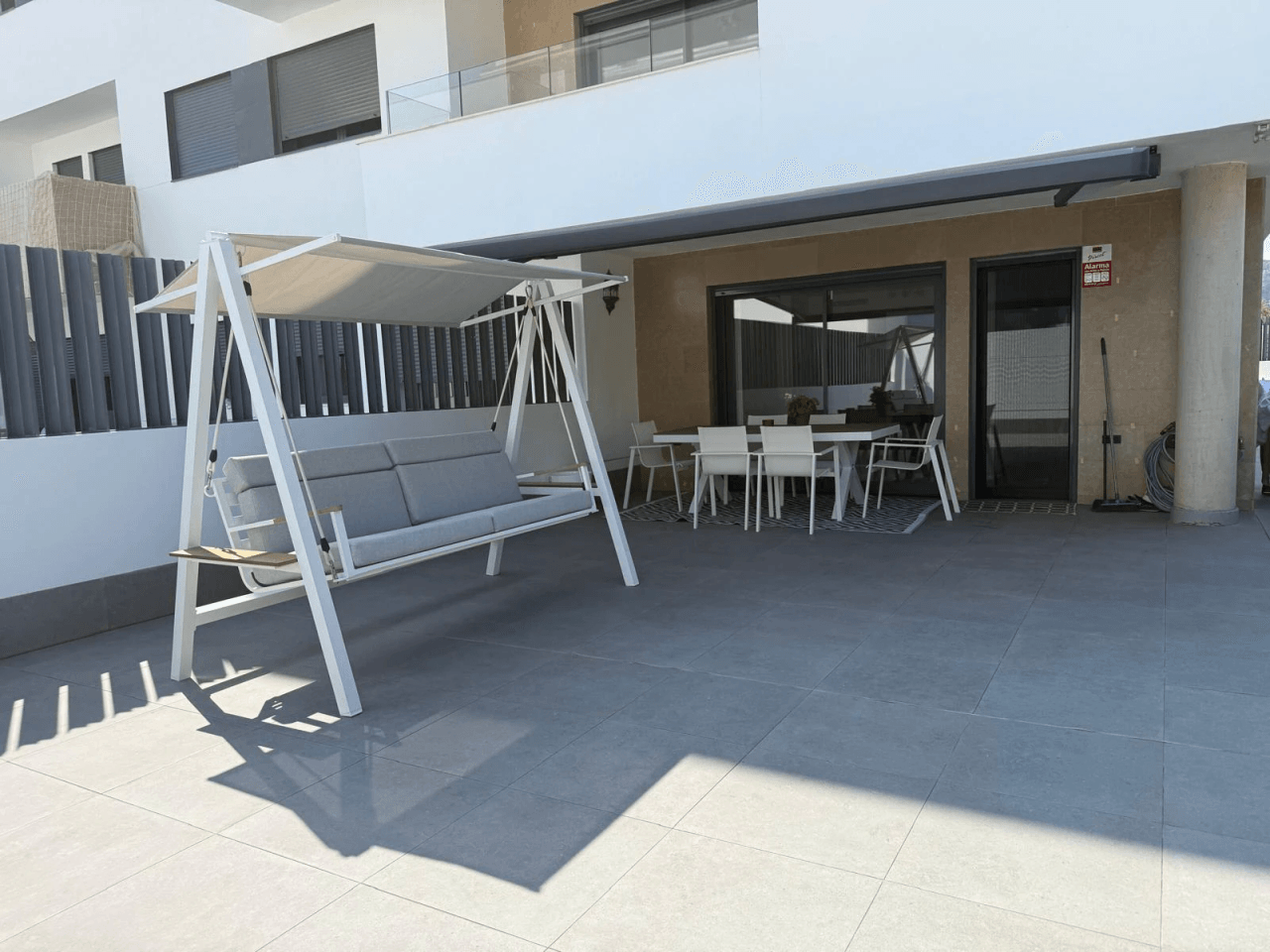 Piso reformado en Playa d’en Bossa con terraza, piscina y garaje