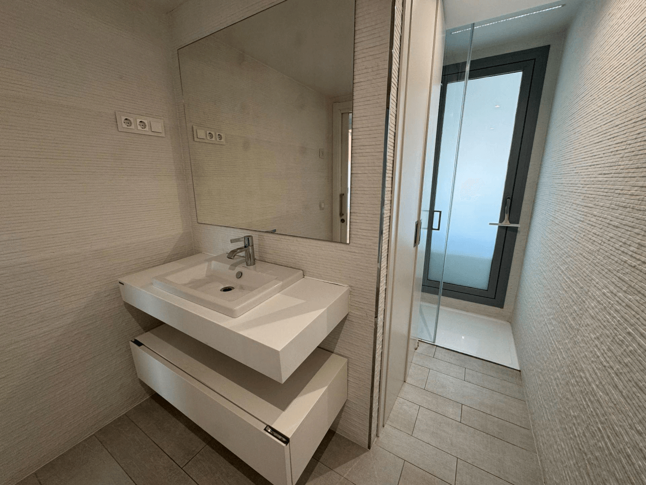 Piso moderno con terraza en complejo residencial, Botafoch