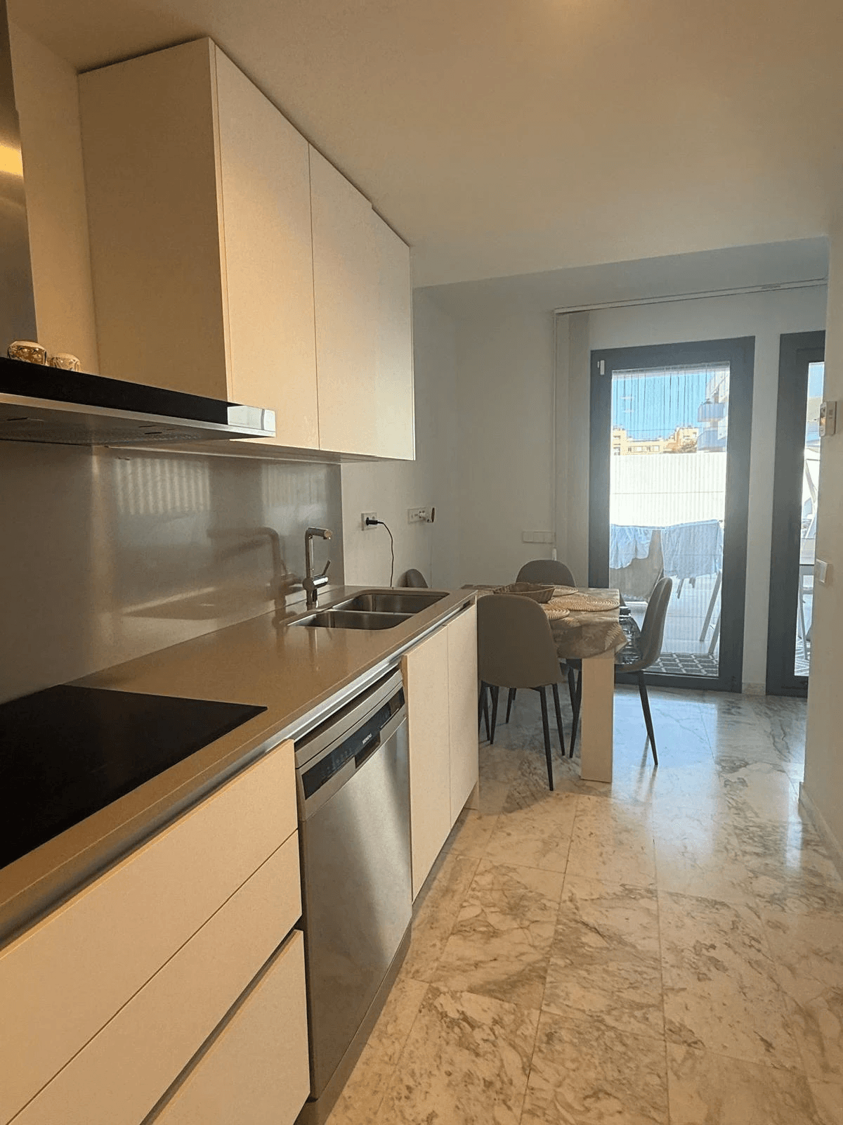 Piso reformado en Playa d’en Bossa con terraza, piscina y garaje
