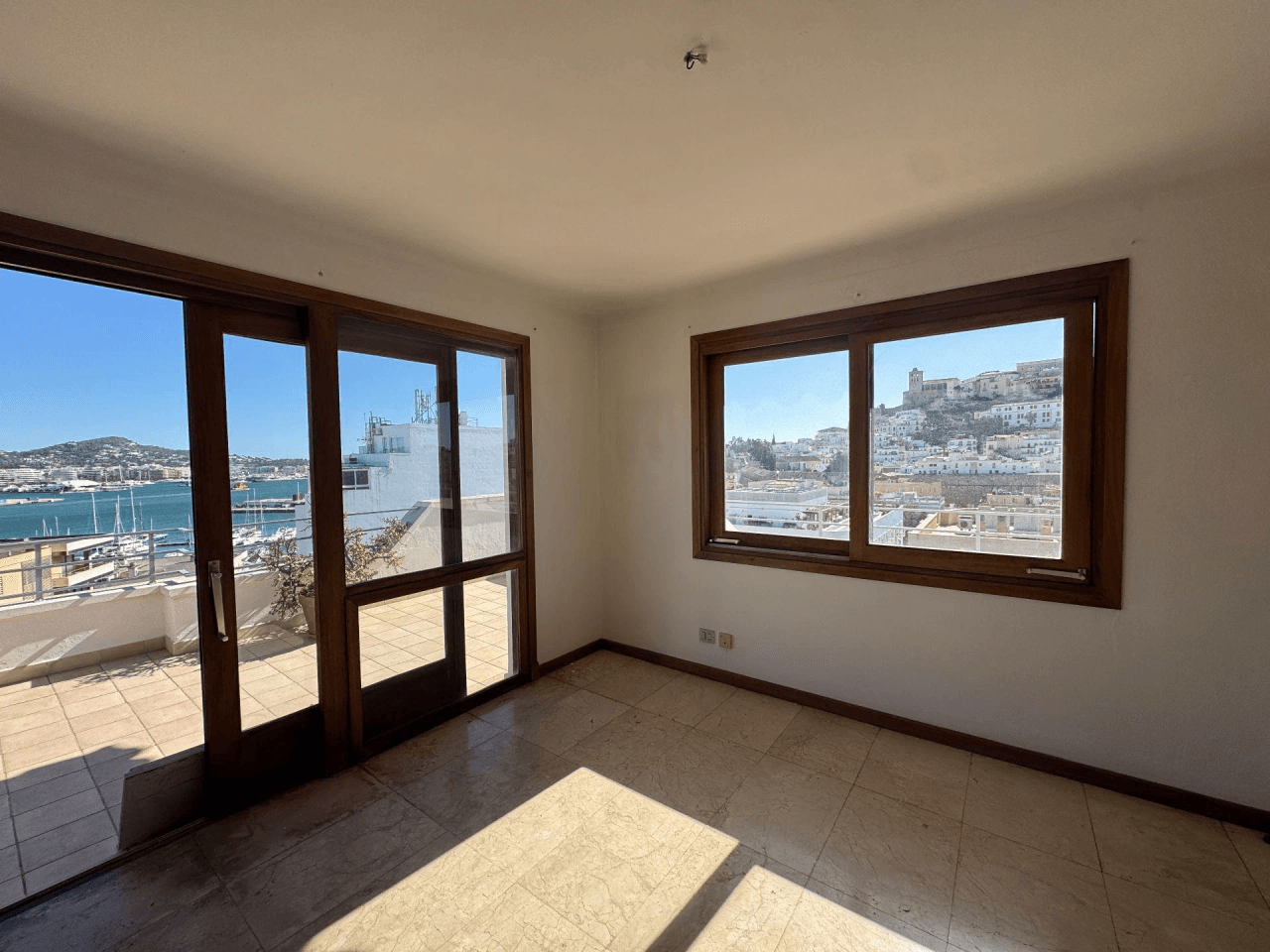 Ático con gran terraza y vistas panorámicas en el centro