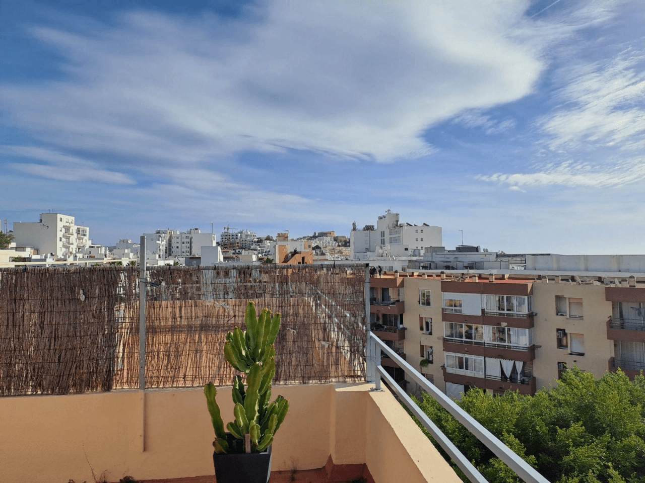 Ático reformado con terraza y vistas a Dalt Vila en Figueretas