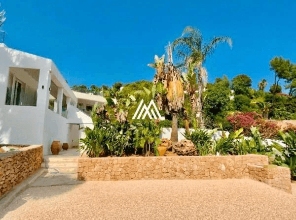 Espectacular villa recién reformada a la venta en Can Furnet