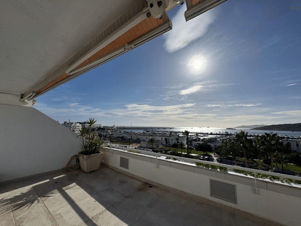 Piso amplio con terraza en Marina Botafoch