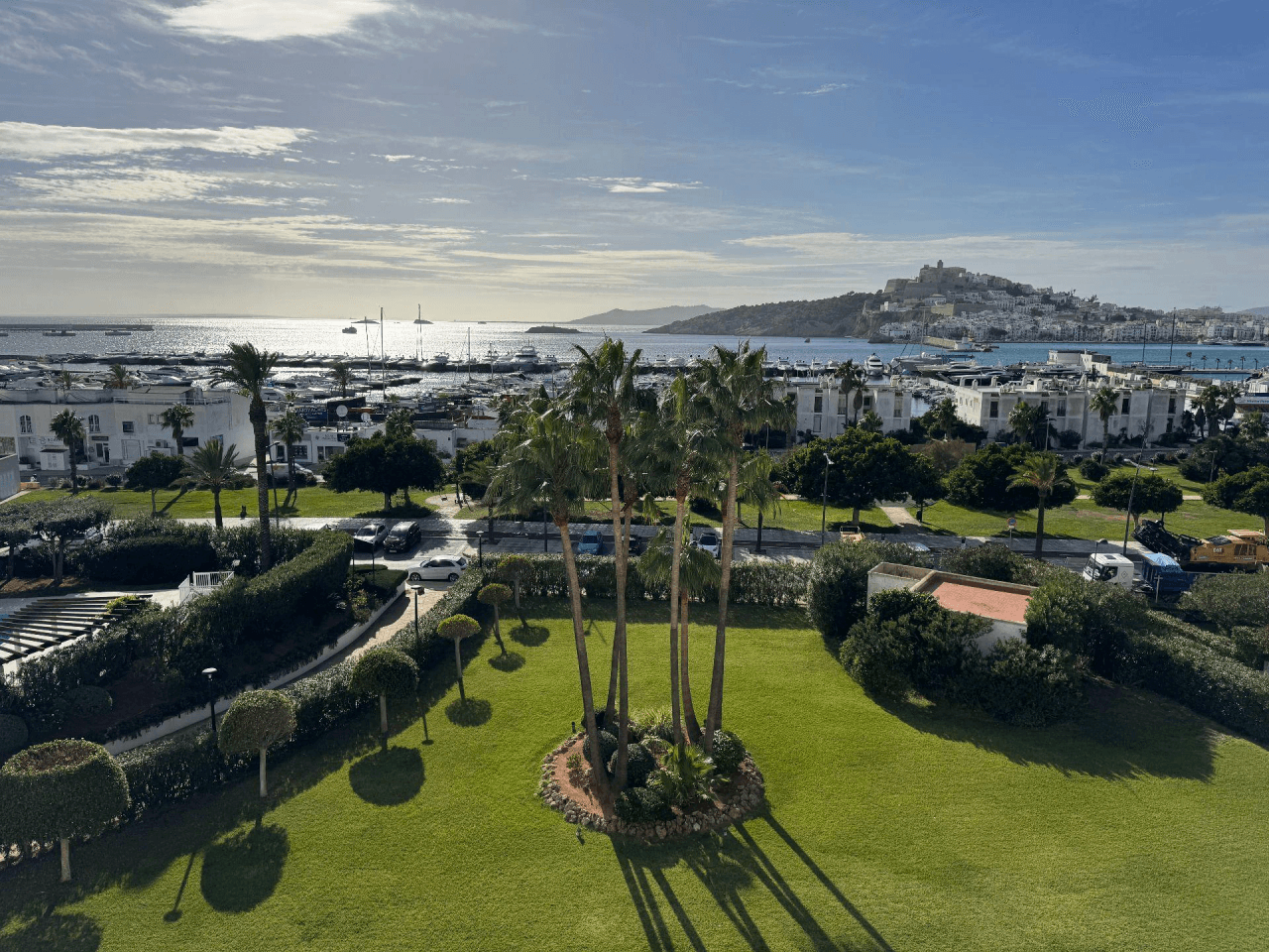 Piso amplio con terraza en Marina Botafoch