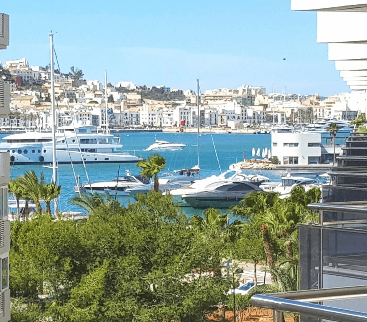 Piso exterior con terraza en Marina Botafoch