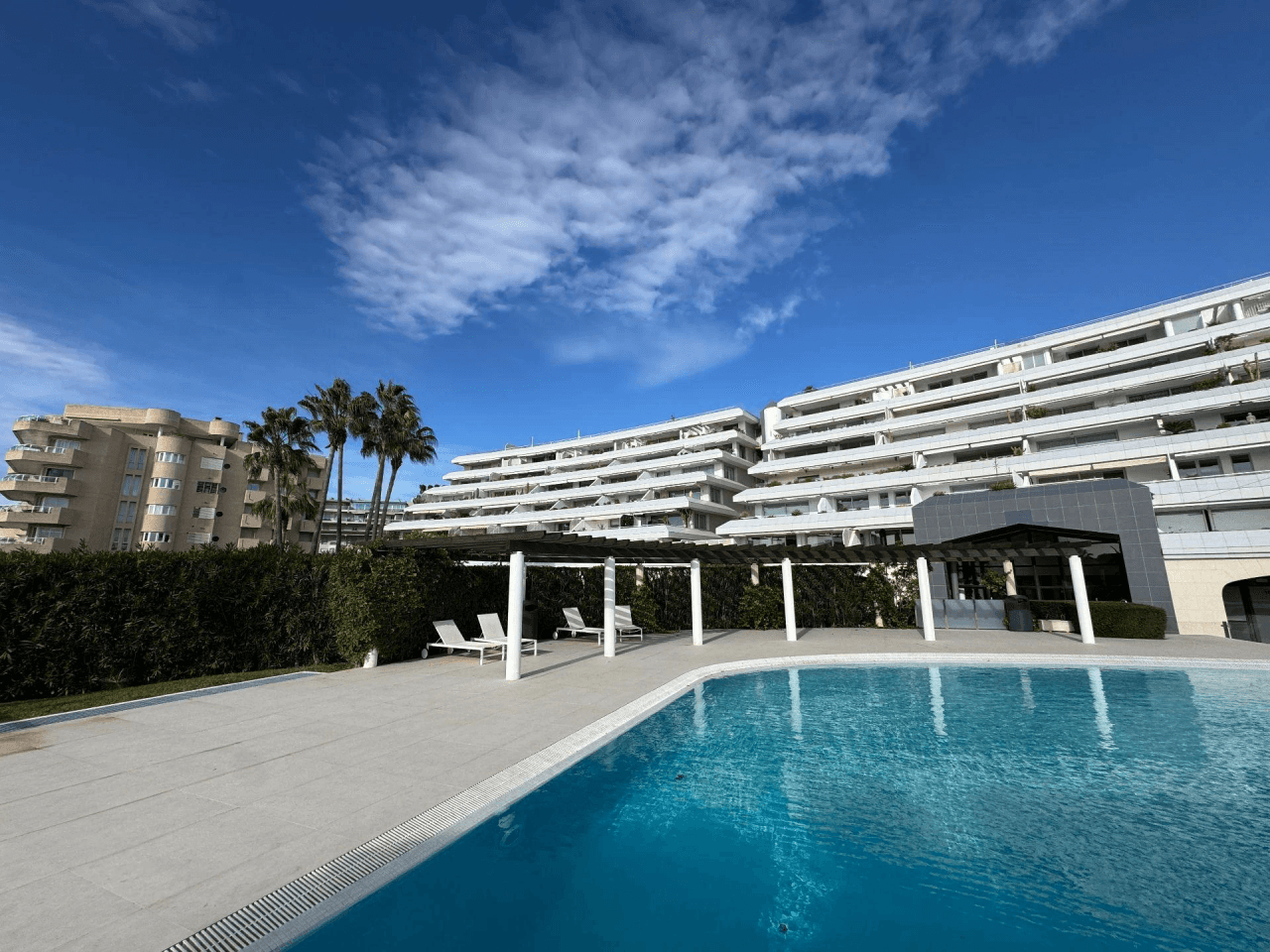 Piso amplio con terraza en Marina Botafoch