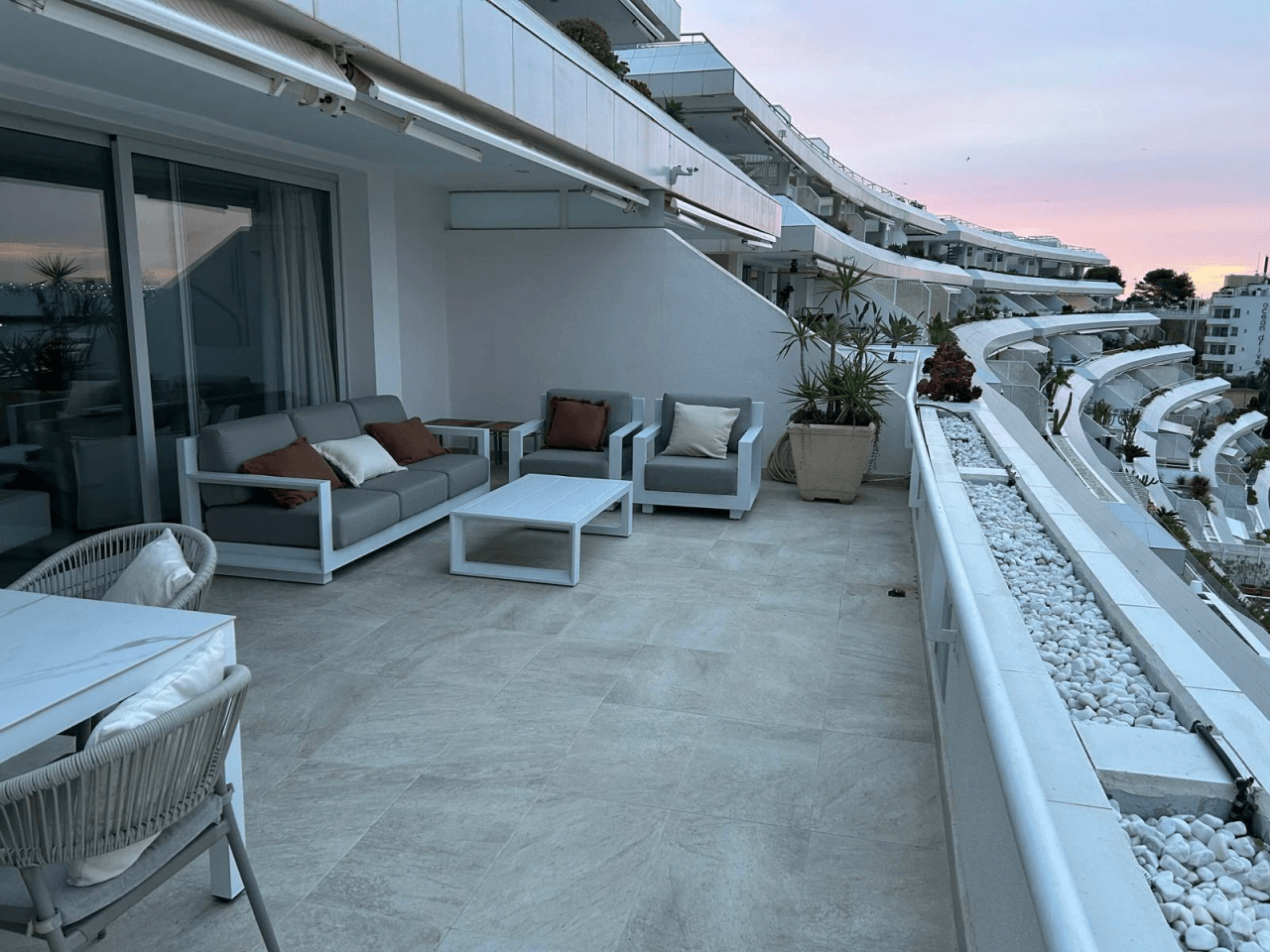 Piso amplio con terraza en Marina Botafoch