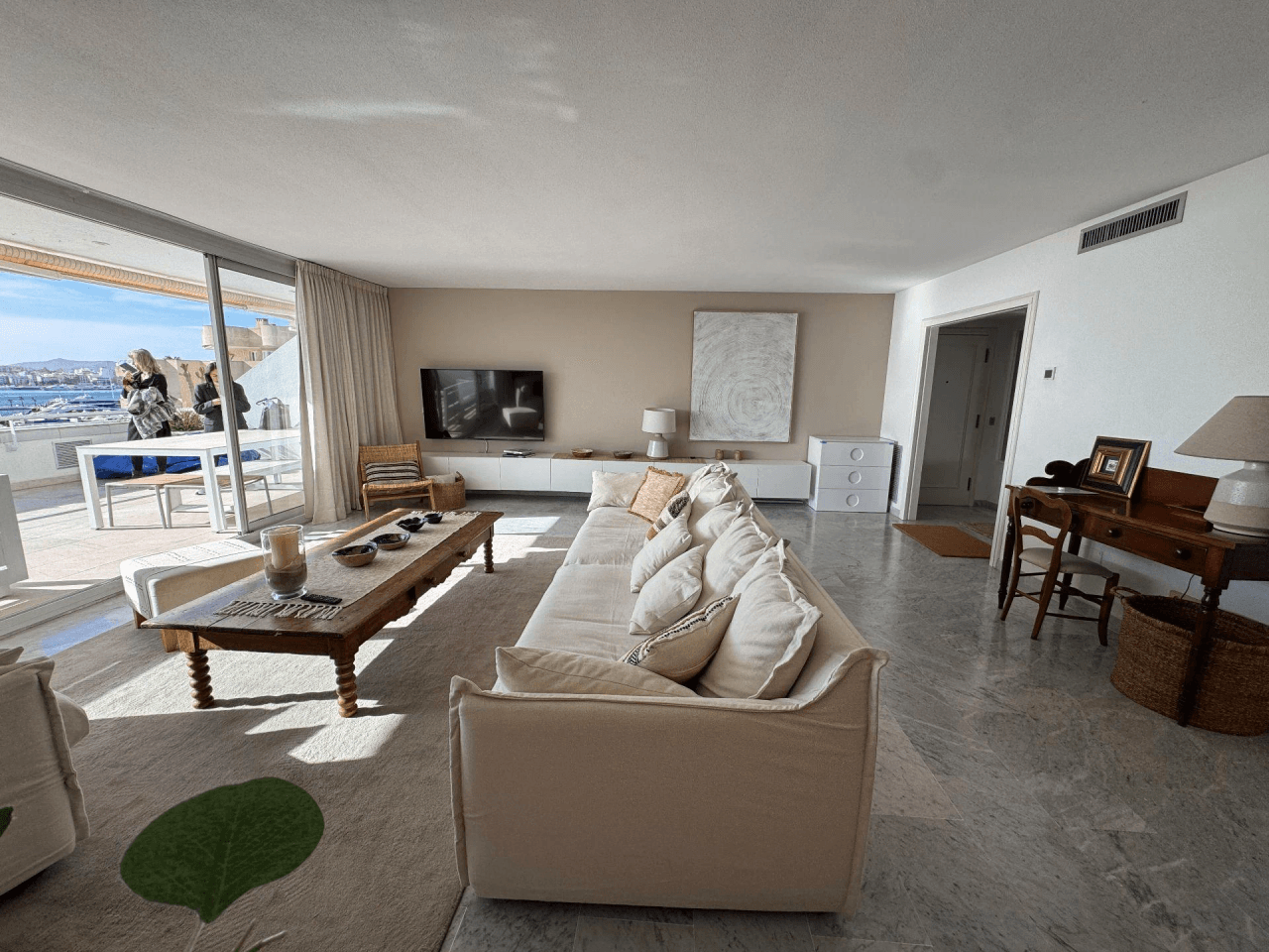 Piso amplio con terraza en Marina Botafoch