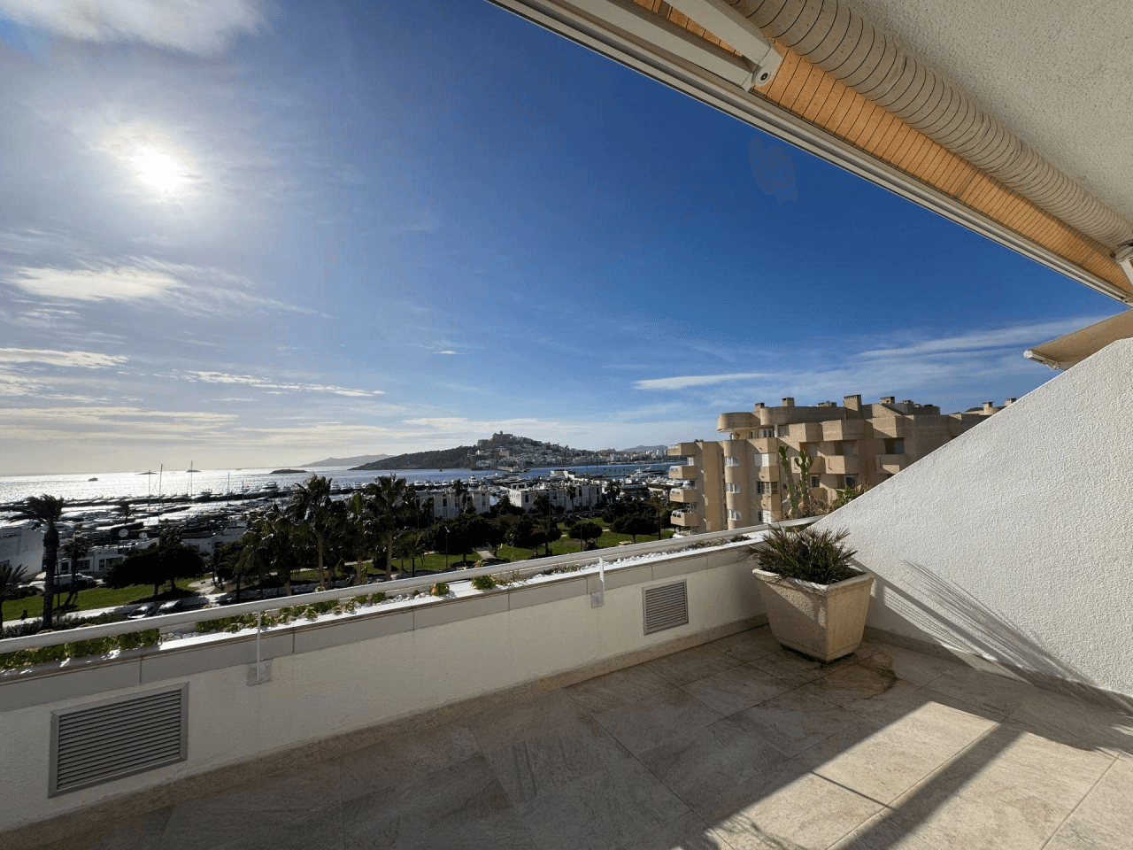 Piso amplio con terraza en Marina Botafoch