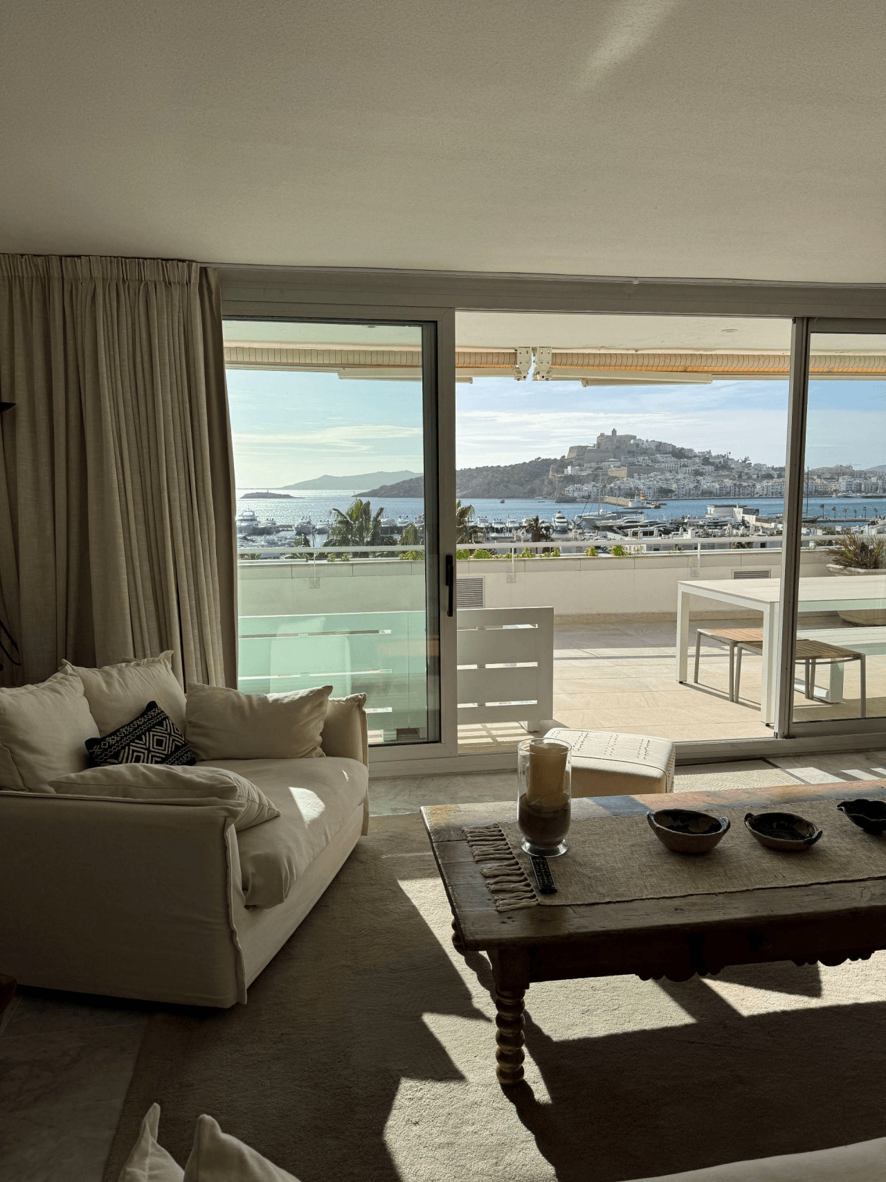 Piso amplio con terraza en Marina Botafoch