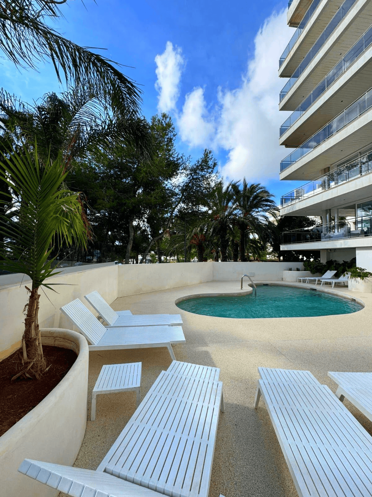 Piso exterior con terraza en Marina Botafoch