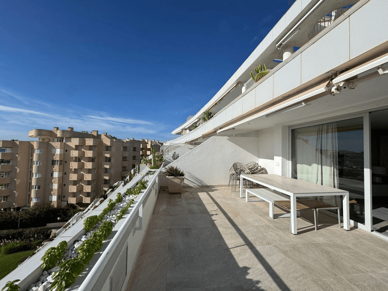 Piso amplio con terraza en Marina Botafoch
