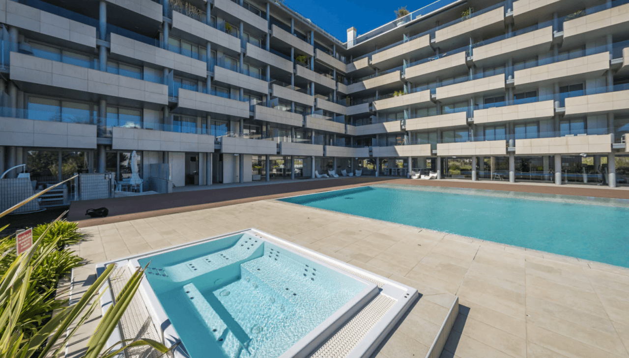 Apartamento con terraza en prestigioso edificio en Talamanca