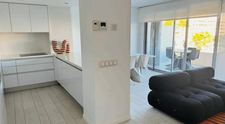 Apartamento con terraza en prestigioso edificio en Talamanca