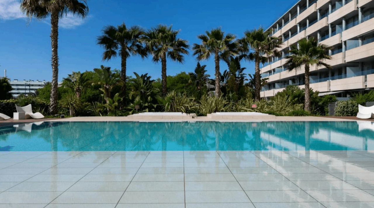 Apartamento con terraza en prestigioso edificio en Talamanca