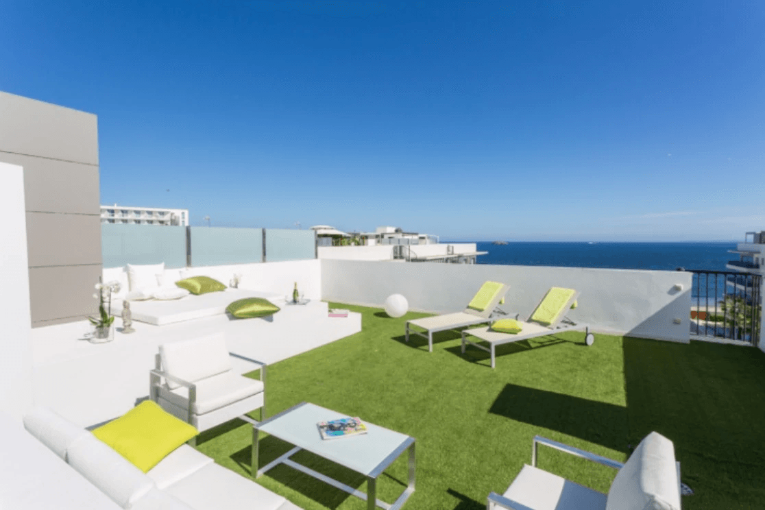 Ático con vistas al mar y piscina en Ibiza Royal Beach con solárium privado