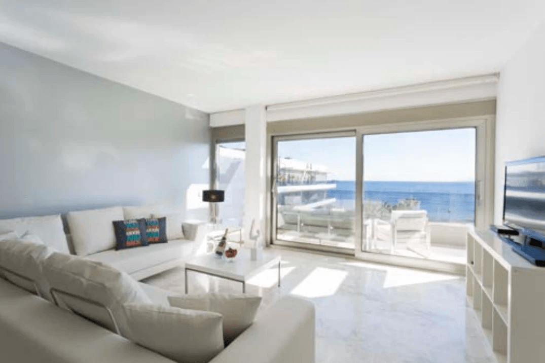 Ático con vistas al mar y piscina en Ibiza Royal Beach con solárium privado