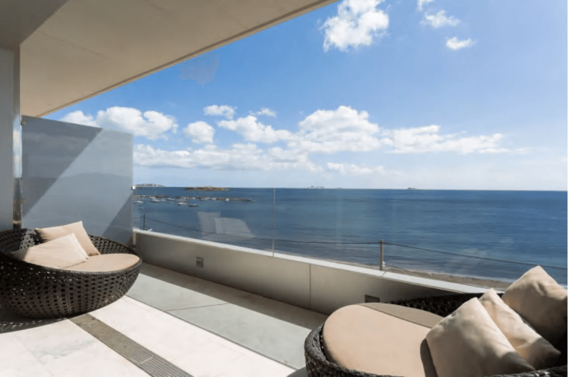 Apartamento con vistas al mar y terraza en Ibiza Royal Beach