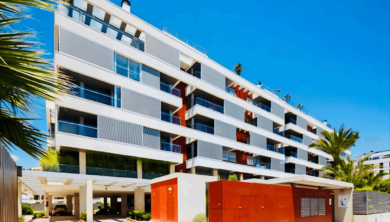 Piso reformado con terraza, piscina y garaje en Botafoch – Talamanca