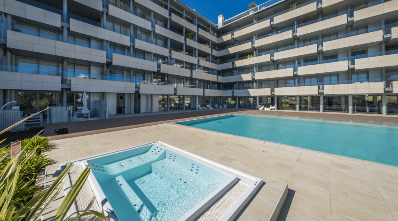 Piso reformado con terraza y piscina en Marina Botafoch