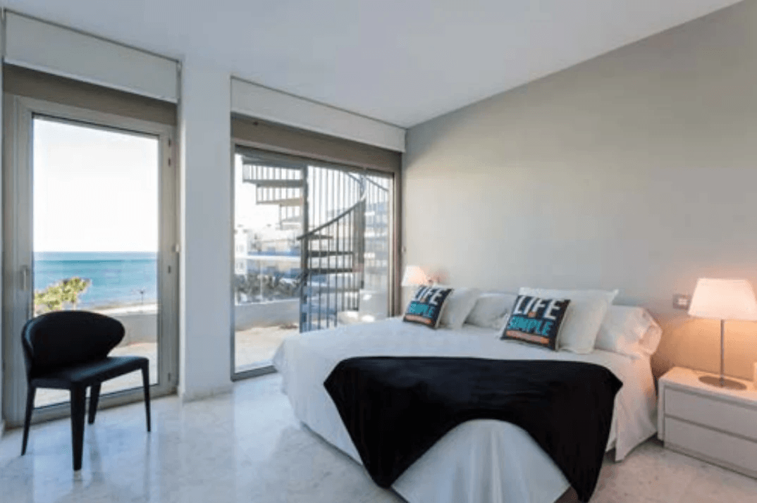 Ático con vistas al mar y piscina en Ibiza Royal Beach con solárium privado