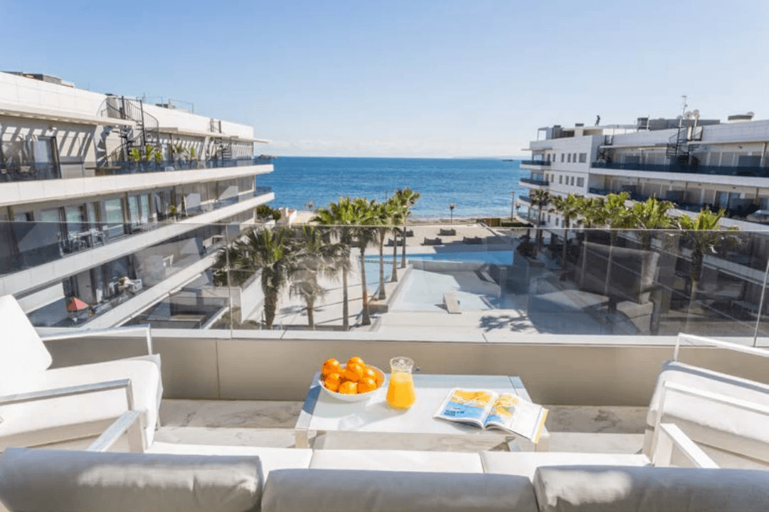 Ático con vistas al mar y piscina en Ibiza Royal Beach con solárium privado