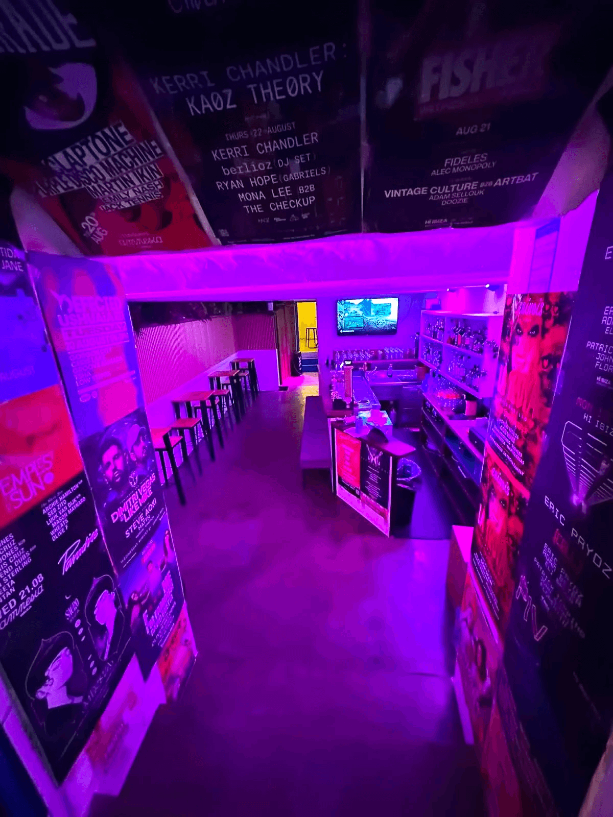 Bar for sale in the Ibiza port with terrace and license.
